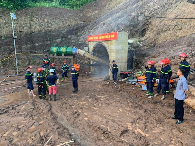 Hút nước trong hầm thủy điện ở Điện Biên để tìm nạn nhân bị mắc kẹt