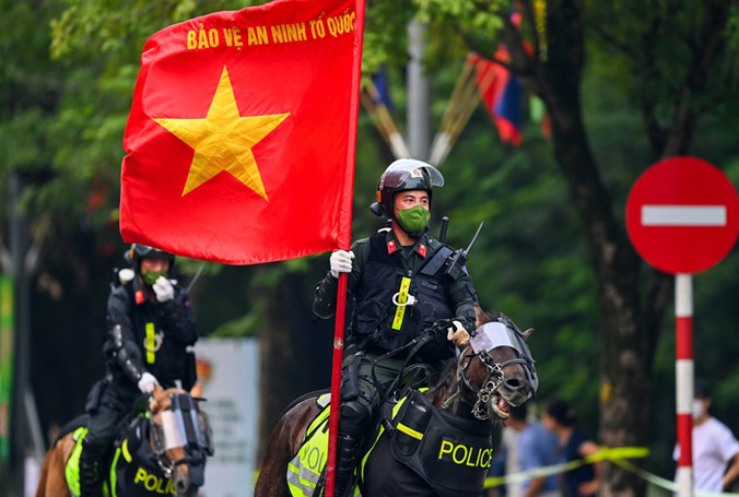 Dàn kỵ binh diễu hành trên đường phố Hà Nội