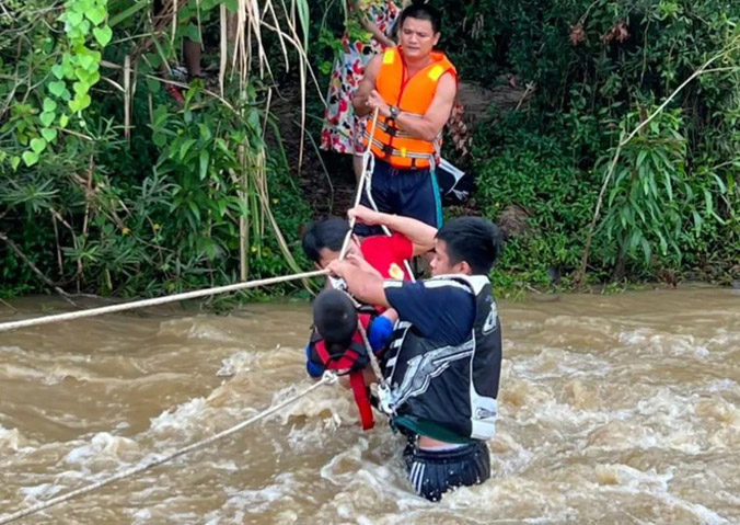 Cảnh sát đu dây, giải cứu 6 người mắc kẹt bên dòng suối chảy siết