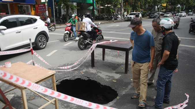 'Hố tử thần' sâu gần 1 m giữa ngã tư đường ở Hà Nội