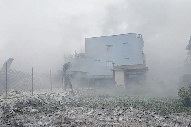 Hàng trăm hộ dân ở TP.HCM bỏ nhà đi lánh nạn sau vụ cháy kho hóa chất