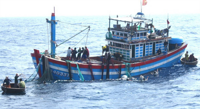 Huy động lực lượng tìm kiếm tàu cá chở 15 người mất liên lạc