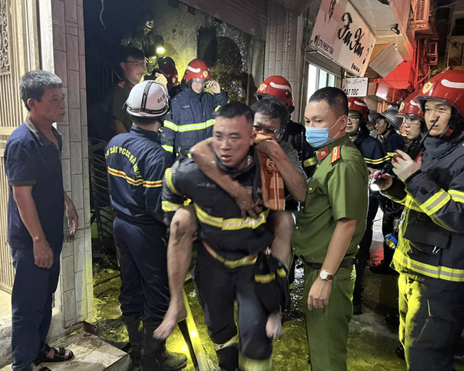Giải cứu 4 người mắc kẹt trong căn nhà 5 tầng bốc cháy ở Hà Nội