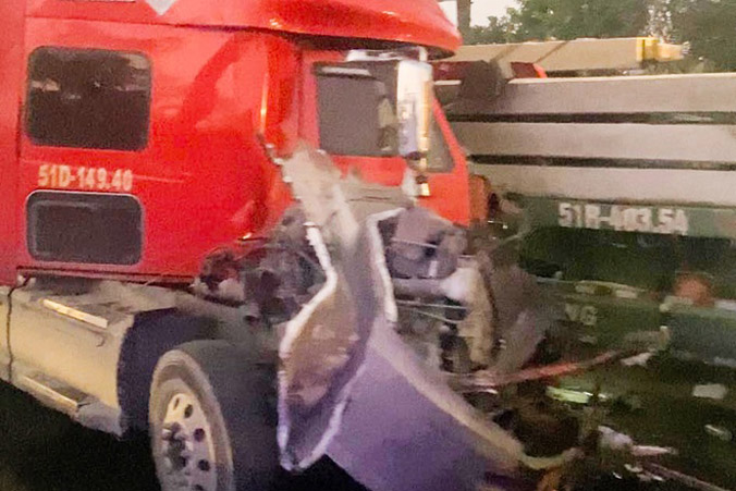 Cabin xe container biến dạng sau tai nạn trên quốc lộ