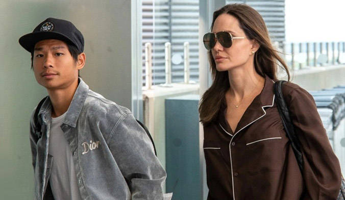 Angelina Jolie diện mốt đồ ngủ ra sân bay cùng Pax Thiên