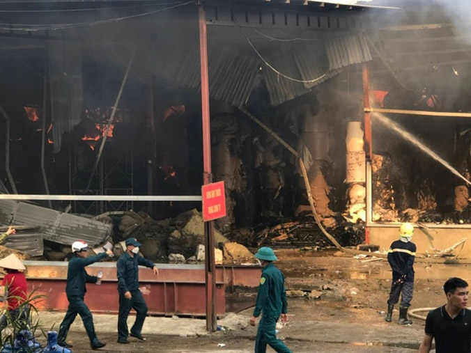 Cháy lớn tại kho giấy 2.000 m2 ở Phú Thọ