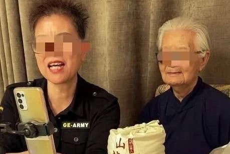 Mẹ 94 tuổi ở Trung Quốc là công cụ livestream, kiếm tiền cho con gái