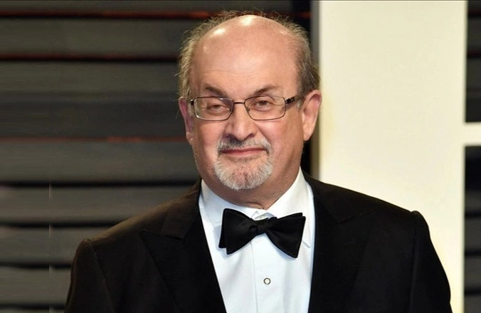 Nhà văn Salman Rushdie bị đâm trên sân khấu