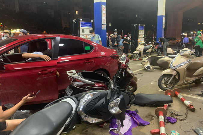 Ôtô lao vào cây xăng, tông nhiều người bị thương ở Hà Nội