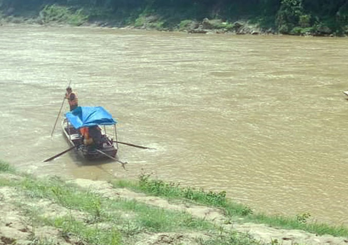 Lật thuyền trên sông Chảy khiến một trẻ em chết, 4 người mất tích