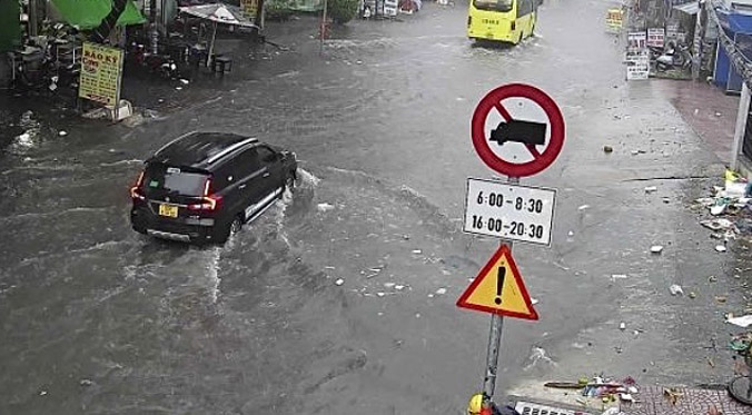 TP.HCM mưa tối trời, đường trung tâm ngập nặng