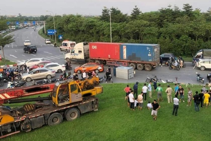 Xe cẩu mất lái tông hàng loạt phương tiện ở Hà Nội, một người chết