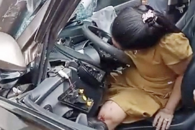 Nữ tài xế mắc kẹt trong ghế lái ôtô sau cú va chạm với xe tải