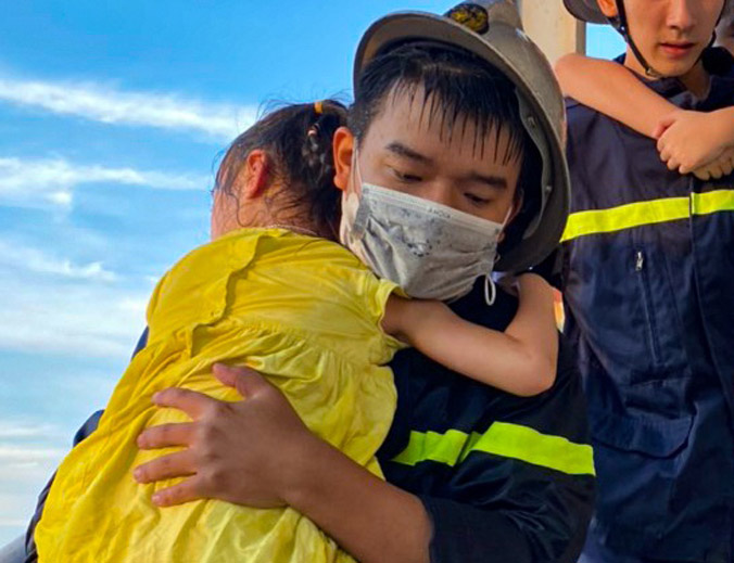Cứu 4 người mắc kẹt trong vụ cháy chung cư ở Hà Nội