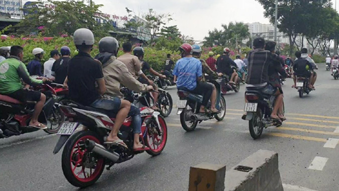 Cảnh sát chặn nhóm thanh niên lái 20 xe máy vào cao tốc