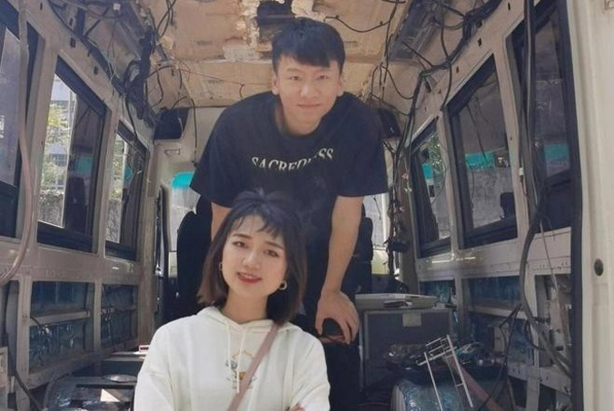 Cặp đôi Trung Quốc bị gọi là 'ăn mày' vì sống trong xe van