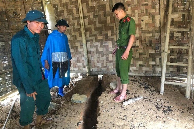 Xuất hiện vết nứt lớn giữa nhà, sơ tán khẩn cấp 52 hộ dân ở Nghệ An