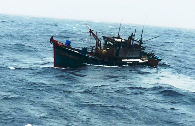 Tàu cá chìm gần đảo Cồn Cỏ, 9 ngư dân rơi xuống biển