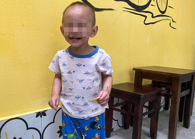 Bé trai 2 tuổi bị bỏ lại trên phố Hà Nội lúc rạng sáng
