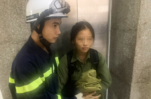 Giải cứu nữ sinh 15 tuổi kẹt trong thang máy chung cư