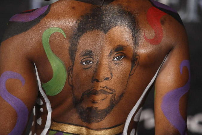 Sao ‘Black Panther 2’ vẽ chân dung Chadwick Boseman lên lưng