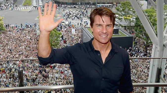 Đồng nghiệp bức xúc vì Tom Cruise hạ trực thăng tại phim trường