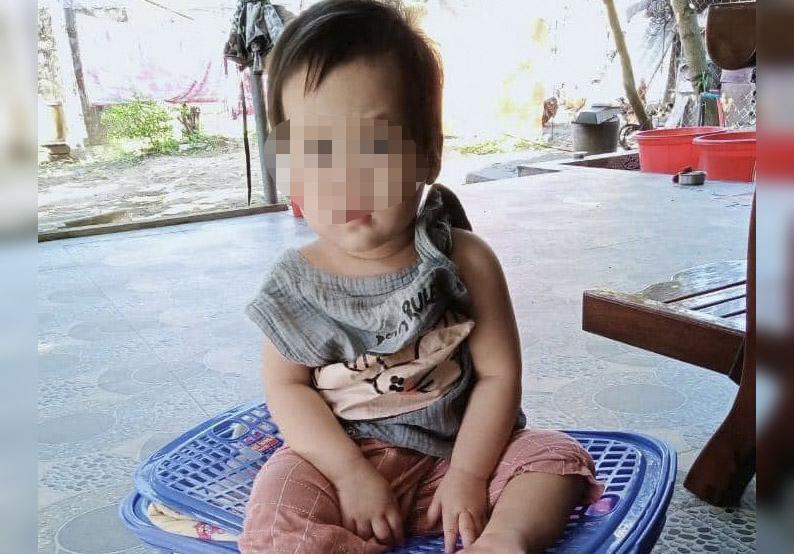 Bé gái gần 1 tuổi bị bỏ rơi bên đường