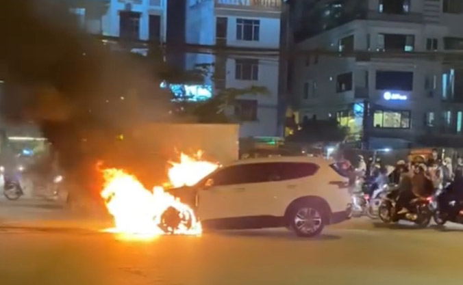 Hyundai Santa Fe bốc cháy ngùn ngụt trên phố Hà Nội