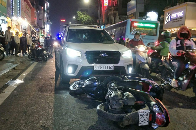 Tài xế tông 10 xe máy trên phố Bạch Mai có nồng độ cồn rất cao