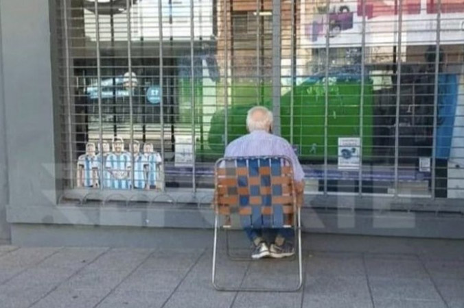Bức ảnh cụ ông Argentina ngồi xem bóng đá lan truyền trên mạng