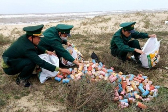 Hơn 800 hộp thuốc lá 'lạ' trôi dạt vào bờ biển