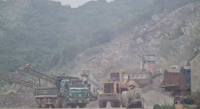 Lật máy múc tại mỏ đá ở Nghệ An, một công nhân bị thương nặng