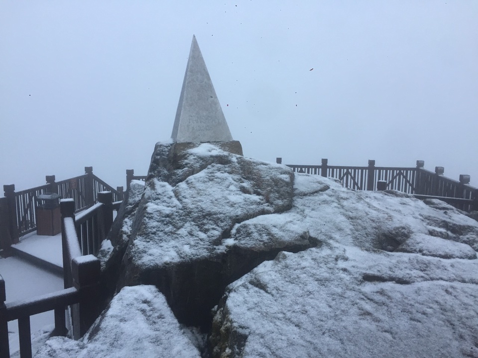 Tuyết rơi dày đặc trên đỉnh Fansipan