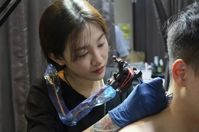 Cái khó của thợ xăm nữ ở Trung Quốc