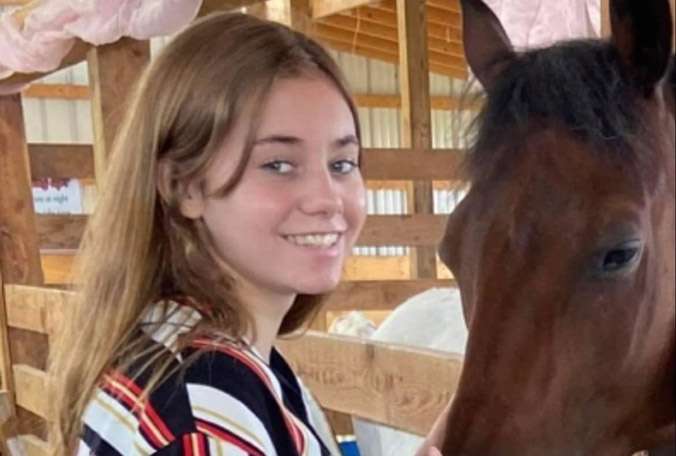 Nữ sinh 14 tuổi tự sát vì bị bạn đánh hội đồng, tung clip lên mạng