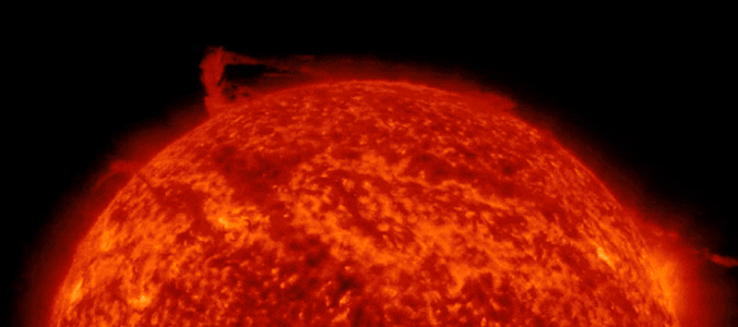 Một phần Mặt trời bị vỡ tạo ra cơn lốc xoáy plasma chưa từng thấy