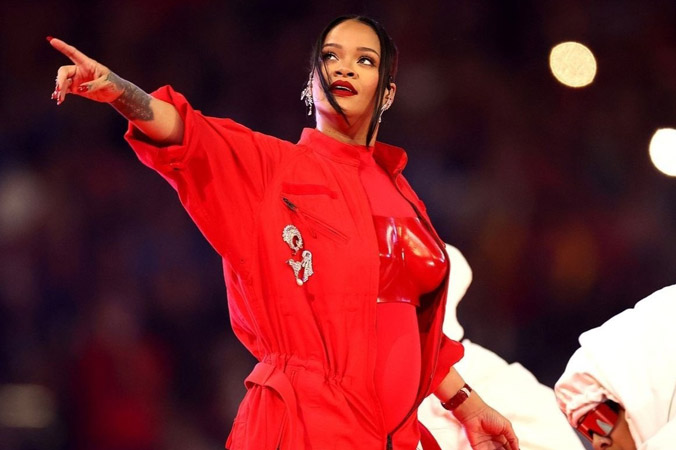 Rihanna lộ bụng bầu trên sân khấu Super Bowl