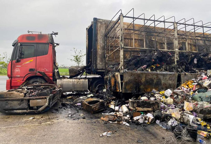 Ôtô tải và xe container cháy trơ khung khi đỗ trước cây xăng