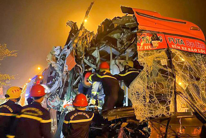 Ôtô khách Phương Trang va chạm xe tải, 3 người tử vong
