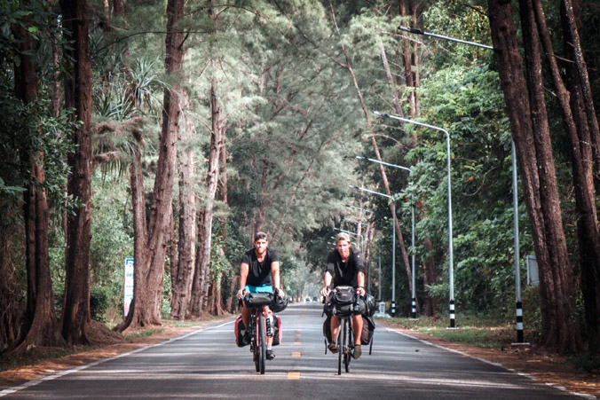 Đôi bạn đạp xe qua 21 quốc gia, có cả Việt Nam