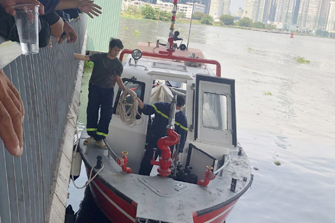 Cảnh sát lặn tìm cô gái mất tích dưới sông Sài Gòn