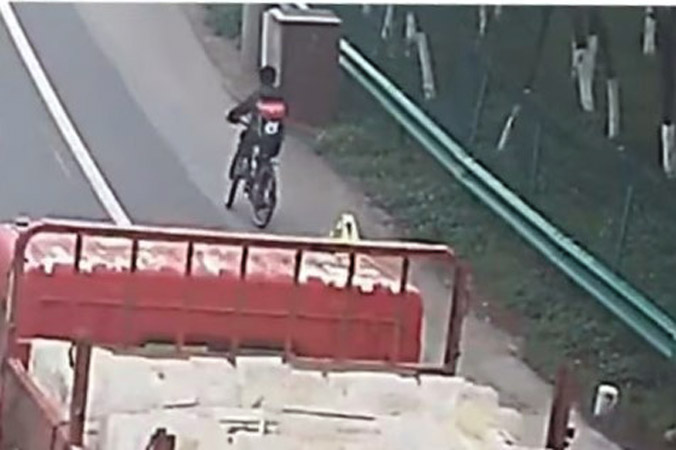 Cãi nhau với mẹ, cậu bé 11 tuổi ở Trung Quốc đạp xe 130 km đến nhà bà