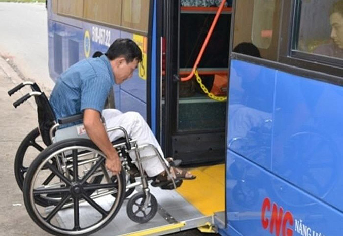Chấn chỉnh ứng xử của tiếp viên xe buýt đối với người khuyết tật