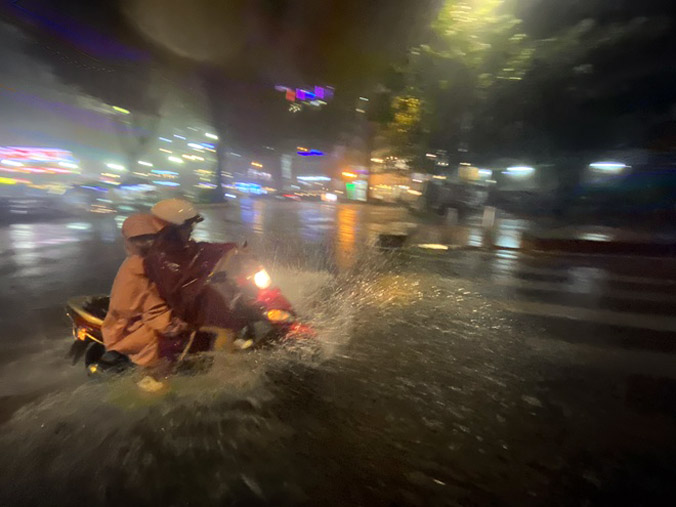TP.HCM đón cơn mưa đêm giải nhiệt