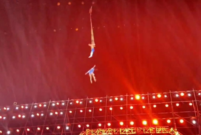Nữ diễn viên múa Trung Quốc qua đời sau tiết mục đu dây ở độ cao 10 m