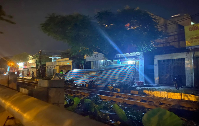 Nữ tài xế xe máy tử vong sau cú va chạm với tàu hỏa ở Hà Nội