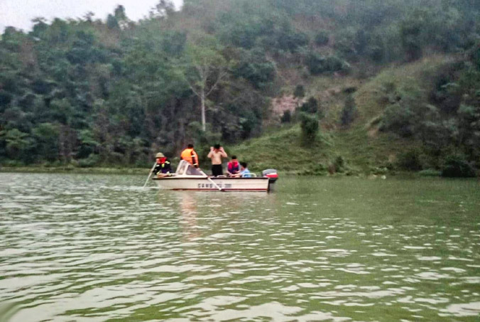 Anh nông dân cứu 4 người trong vụ lật thuyền trên sông Lô