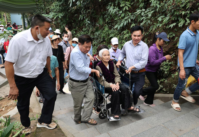 Hai con khiêng mẹ 87 tuổi vượt gần 500 bậc đá lên đỉnh núi dâng hương Vua Hùng