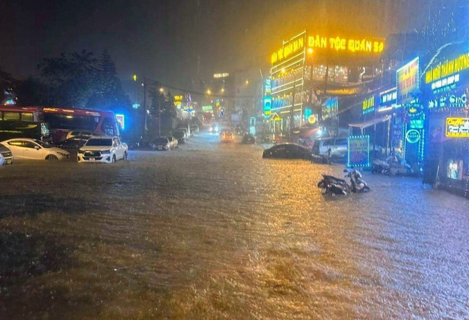 Mưa rét diện rộng ở Lào Cai, Sa Pa ngập lụt giữa đêm