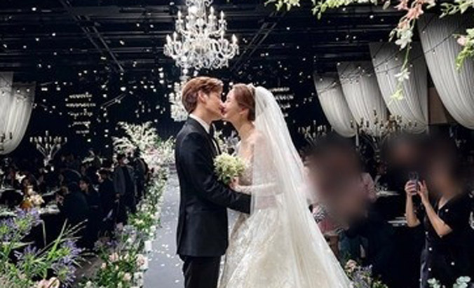 Lee Da Hae và Se7en hôn nhau trong lễ cưới